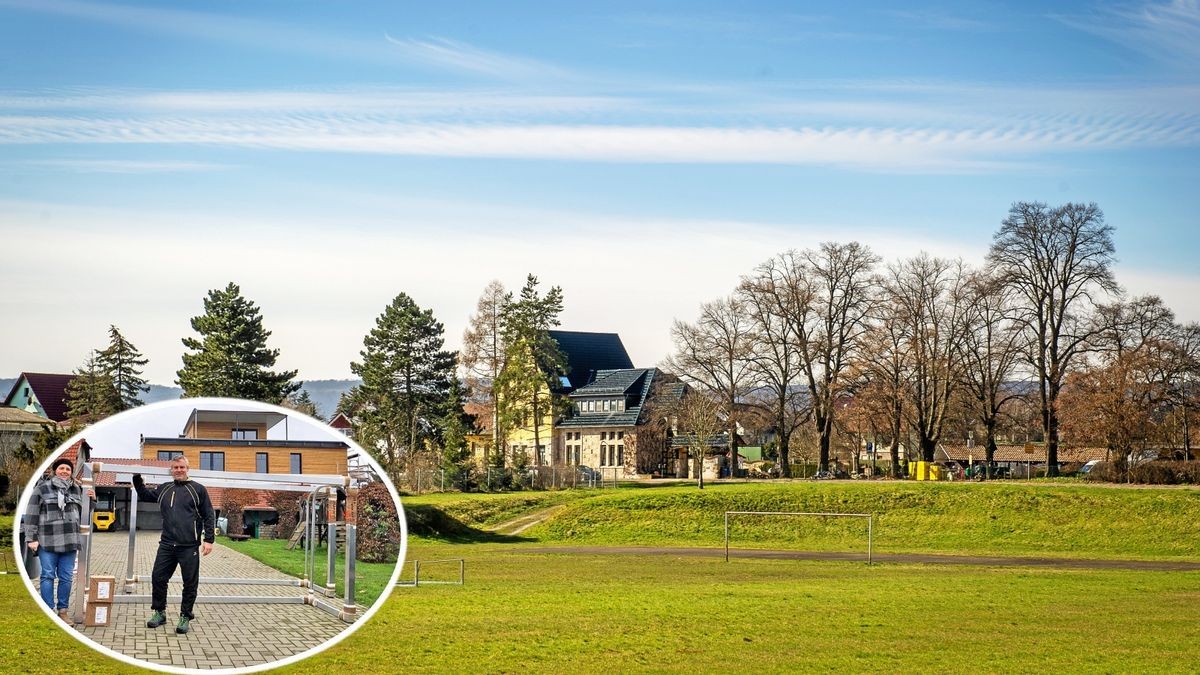 In Oberdorla, auf dem Sportplatz am Bahnhof, soll ein Multifunktionsspielfeld gebaut werden. Die ersten Tore fürs Sportfeld sind schon da, finanziert von Matthias Bachmann und „Form & Farbe“ –  zur Freude von Nachwuchs-Trainerin Katharina Stieding.