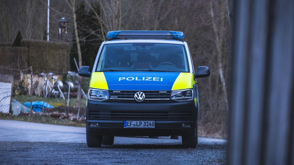 Grausiger Fund: Am späten Donnerstagnachmittag entdeckten Kanufahrer eine leblose Person am Ufer der Weida in Weida. Das teilte die Feuerwehr Weida mit.