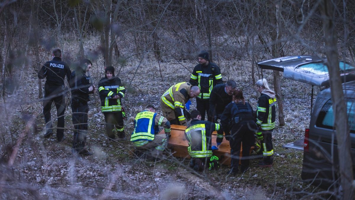 Grausiger Fund: Am späten Donnerstagnachmittag entdeckten Kanufahrer eine leblose Person am Ufer der Weida in Weida. Das teilte die Feuerwehr Weida mit.