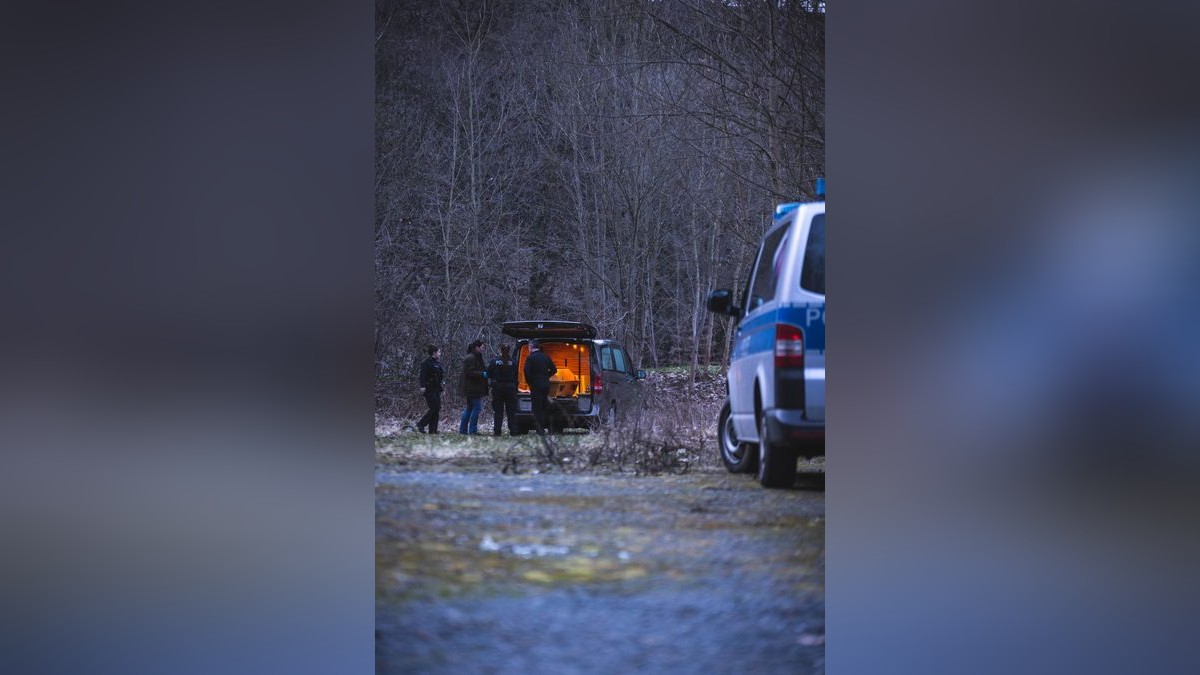 Im dichten Gestrüpp übernahm die Kripo die erste Untersuchung der Person, deren Geschlecht und Identität zunächst unklar blieben.