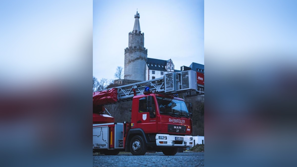 Grausiger Fund: Am späten Donnerstagnachmittag entdeckten Kanufahrer eine leblose Person am Ufer der Weida in Weida. Das teilte die Feuerwehr Weida mit.