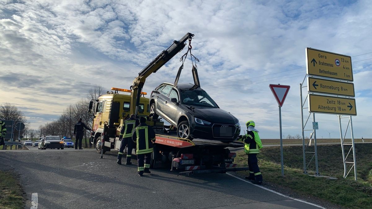 Im Landkreis Greiz hat es einen Unfall gegeben. Ein Auto ist auf einer Landstraße mit einem Lkw zusammengekracht. Der Fahrer hatte offenbar den herannahenden Lastwagen im Gegenverkehr übersehen.