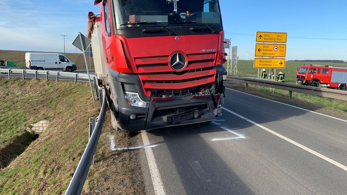 Im Landkreis Greiz hat es einen Unfall gegeben. Ein Auto ist auf einer Landstraße mit einem Lkw zusammengekracht. Der Fahrer hatte offenbar den herannahenden Lastwagen im Gegenverkehr übersehen.