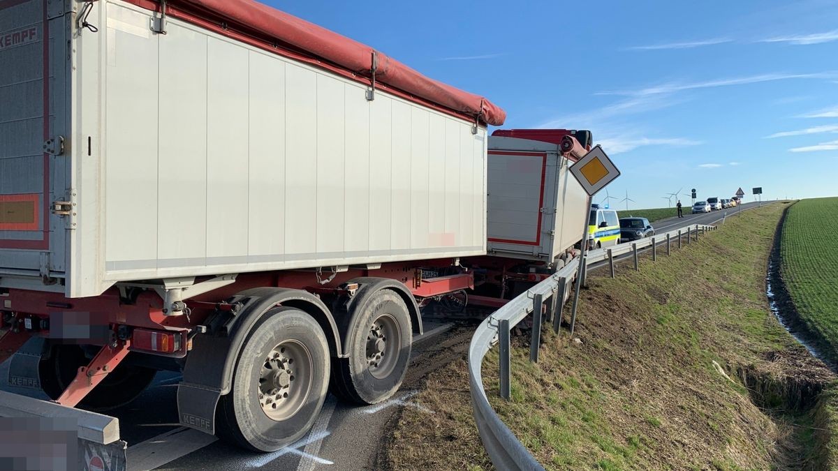 Der Lastwagen rutschte durch die Wucht des Aufpralls in den Straßengraben. Dessen Fahrer blieb unverletzt.