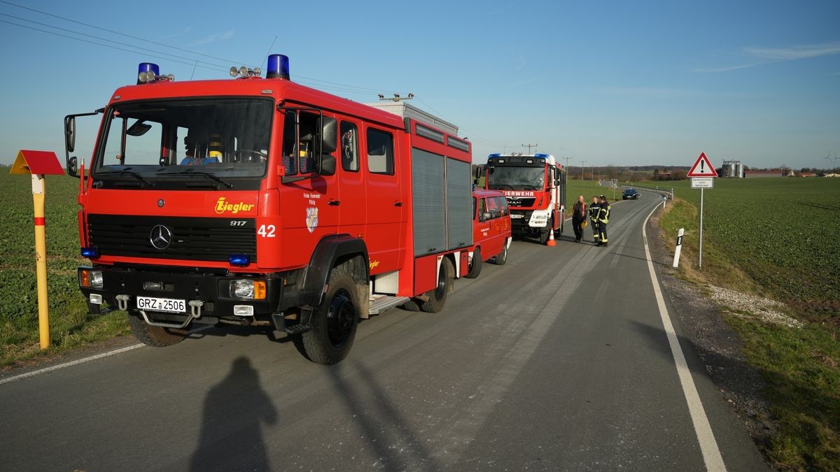 Im Landkreis Greiz hat es einen Unfall gegeben. Ein Auto ist auf einer Landstraße mit einem Lkw zusammengekracht. Der Fahrer hatte offenbar den herannahenden Lastwagen im Gegenverkehr übersehen.