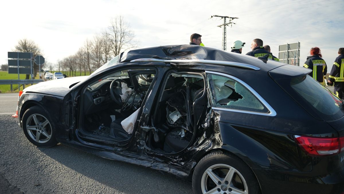 Zu einem schweren Verkehrsunfall ist es am Donnerstag an der Kreuzung der L1079 und der L1081 bei Bethenhausen im Landkreis Greiz gekommen.