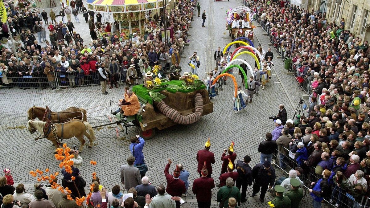 Der Frühling steht vor der Tür - wenn Frau Sunna den Winter beim Eisenacher Sommergewinn besiegen kann. 