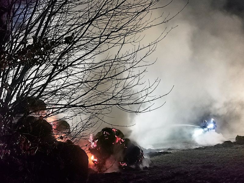 Rauch ist kilometerweit zu sehen: 50 Heuballen brennen oberhalb von Nazza