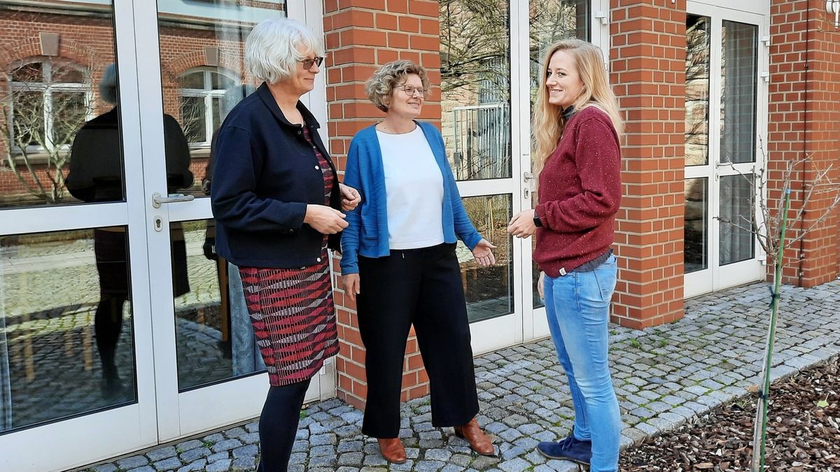 Veronika Wenner, Schulreferentin beim Bistum Erfurt, tauscht sich mit Karin Müller und Sarah Fischer-Karatas (von links) im Heiligenstädter Marcel-Callo-Haus über den neuen Weg in Thüringen aus. 