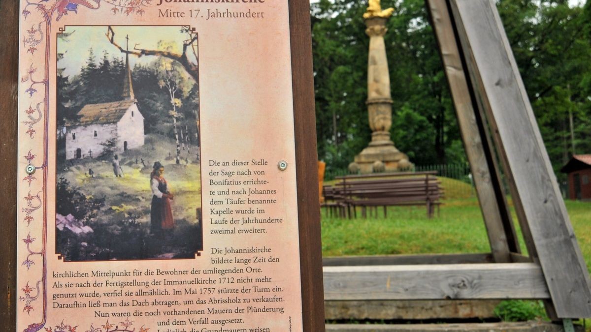 Hinweisschilder am Candelaber beschreiben die Geschichte der Johanniskirche. 