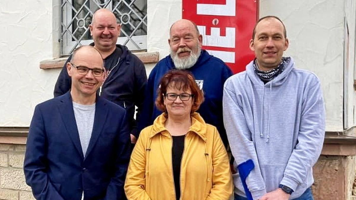 Torsten Weil (vorn links) wurde zum neuen Kreisvorsitzenden der Linken im Wartburgkreis gewählt. Auf dem Bild ist er mit weiteren Mitgliedern des Vorstandes zu sehen. 