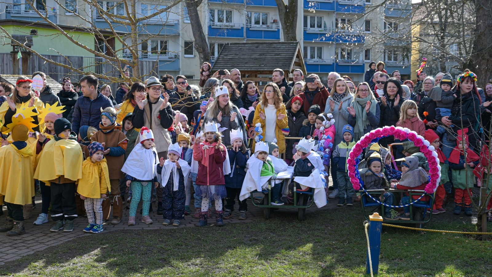 Kindergarten Regenbogenhaus feiert Sommergewinn - Die Bilder