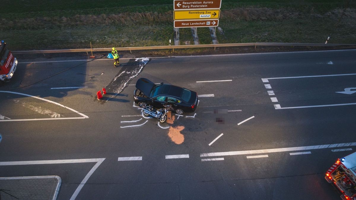 Bei dem Zusammenprall des Autos mit dem Motorrad wurde der Motorradfahrer schwer verletzt. Auch der Autofahrer kam mit Verletzungen ins Krankenhaus.