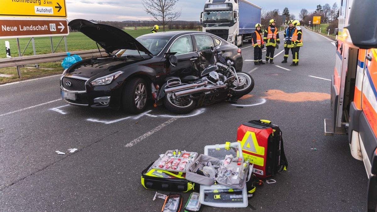 Bei dem Zusammenprall des Autos mit dem Motorrad wurde der Motorradfahrer schwer verletzt. Auch der Autofahrer kam mit Verletzungen ins Krankenhaus.