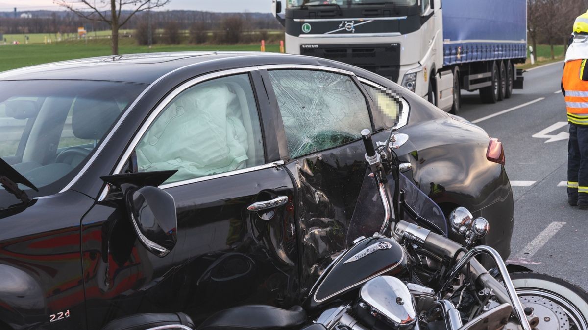 Bei dem Zusammenprall des Autos mit dem Motorrad wurde der Motorradfahrer schwer verletzt. Auch der Autofahrer kam mit Verletzungen ins Krankenhaus.