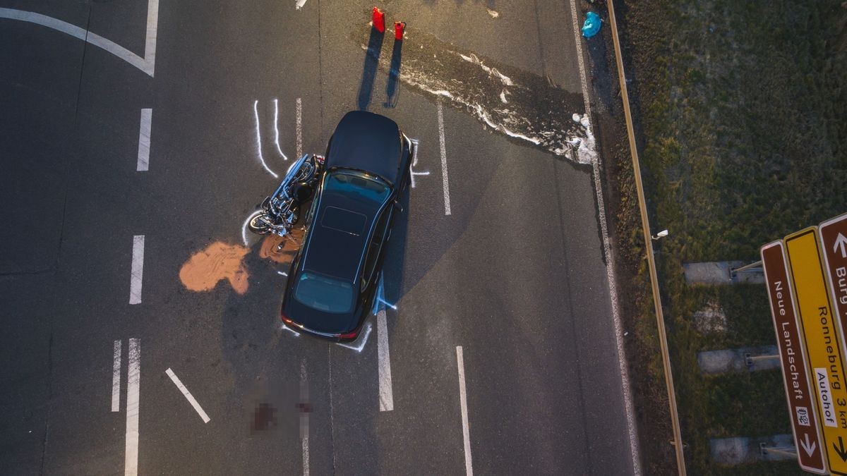 Bei dem Zusammenprall des Autos mit dem Motorrad wurde der Motorradfahrer schwer verletzt. Auch der Autofahrer kam mit Verletzungen ins Krankenhaus.