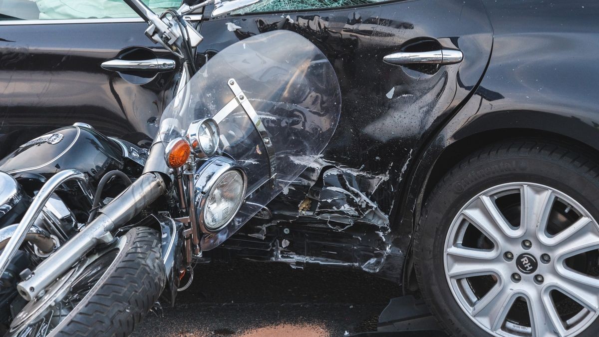 Auf der Abfahrt der A4 kam es zu einem Zusammenstoß zwischen einem PKW und einem Motorrad.