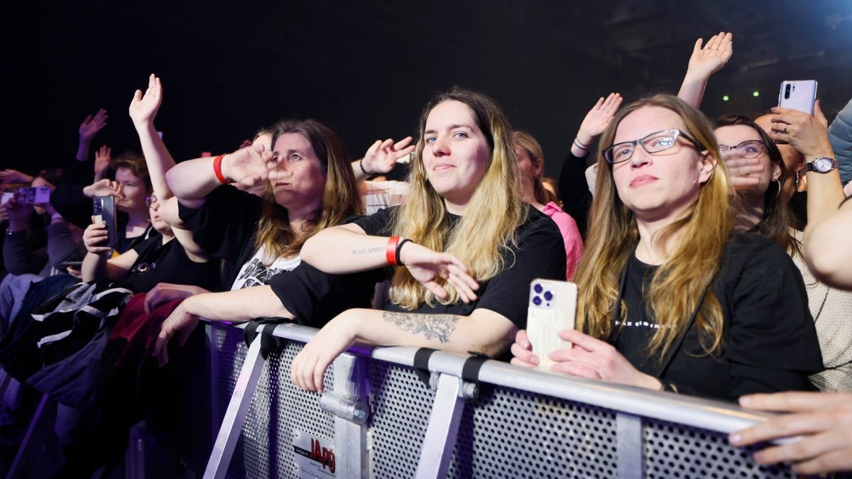 Erfurt, 17.03.2023: Fans während dem Auftritt bei der 