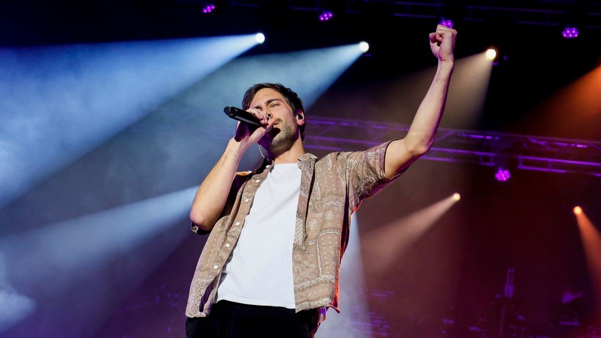 Nachdem das Konzert kurzfristig wegen Einsturzgefahr der Thüringenhalle in die Messe Erfurt verlegt werden musste, feierten 2500 Fans mit Giesinger nach zwei Jahren endlich zusammen.