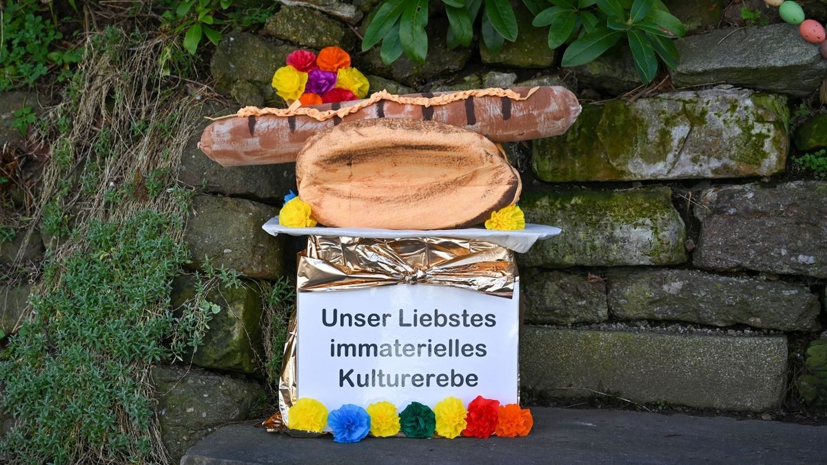 Am Vormittag herrscht überall geschäftiges Treiben in der Eisenacher Innenstadt, Händler bieten ihre Waren feil, Besucher bestaunen die bunte geschmückten Häuser und die Protagonisten der Sommergewinnszunft bereiten sich auf den großen Festumzug vor.