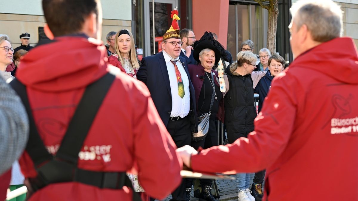 Am Vormittag herrscht überall geschäftiges Treiben in der Eisenacher Innenstadt, Händler bieten ihre Waren feil, Besucher bestaunen die bunte geschmückten Häuser und die Protagonisten der Sommergewinnszunft bereiten sich auf den großen Festumzug vor.