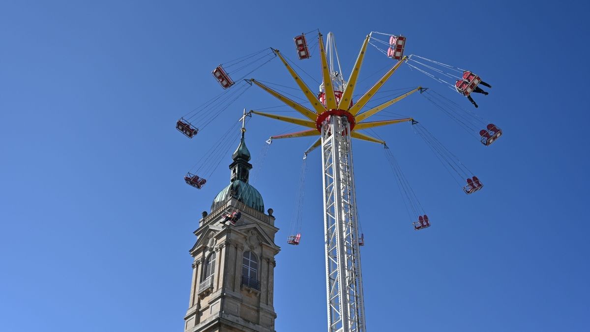 Am Vormittag herrscht überall geschäftiges Treiben in der Eisenacher Innenstadt, Händler bieten ihre Waren feil, Besucher bestaunen die bunte geschmückten Häuser und die Protagonisten der Sommergewinnszunft bereiten sich auf den großen Festumzug vor.