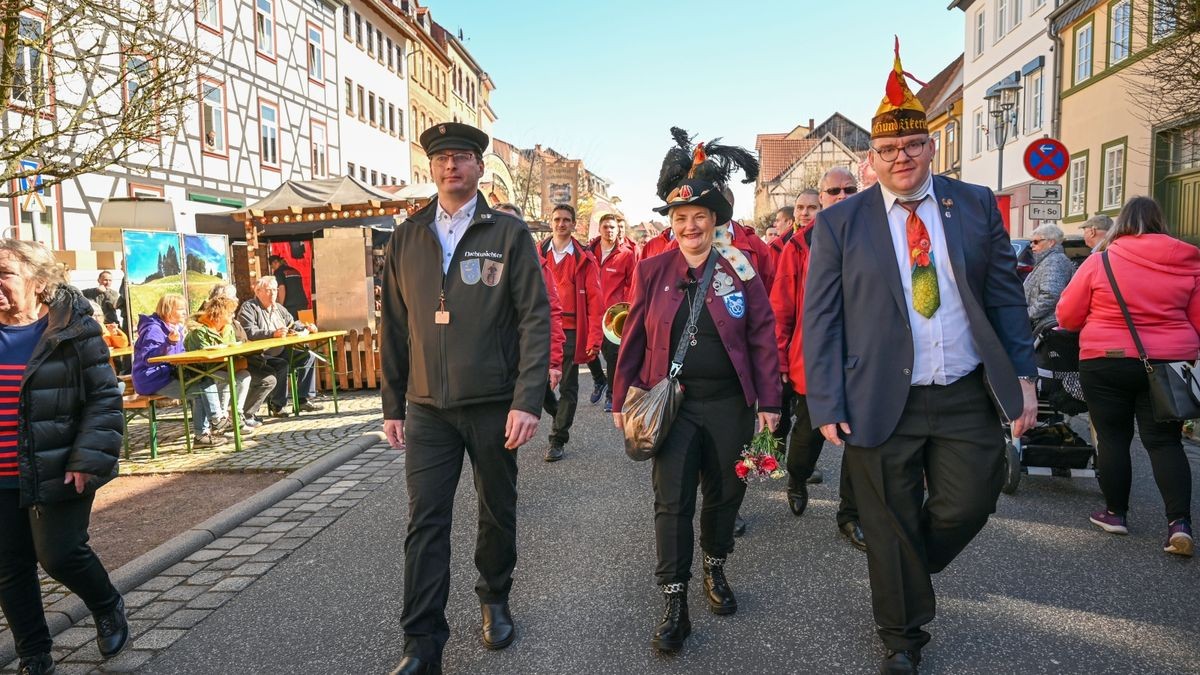 Am Vormittag herrscht überall geschäftiges Treiben in der Eisenacher Innenstadt, Händler bieten ihre Waren feil, Besucher bestaunen die bunte geschmückten Häuser und die Protagonisten der Sommergewinnszunft bereiten sich auf den großen Festumzug vor.