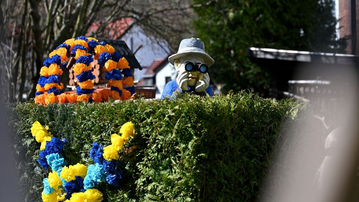 Am Vormittag herrscht überall geschäftiges Treiben in der Eisenacher Innenstadt, Händler bieten ihre Waren feil, Besucher bestaunen die bunte geschmückten Häuser und die Protagonisten der Sommergewinnszunft bereiten sich auf den großen Festumzug vor.