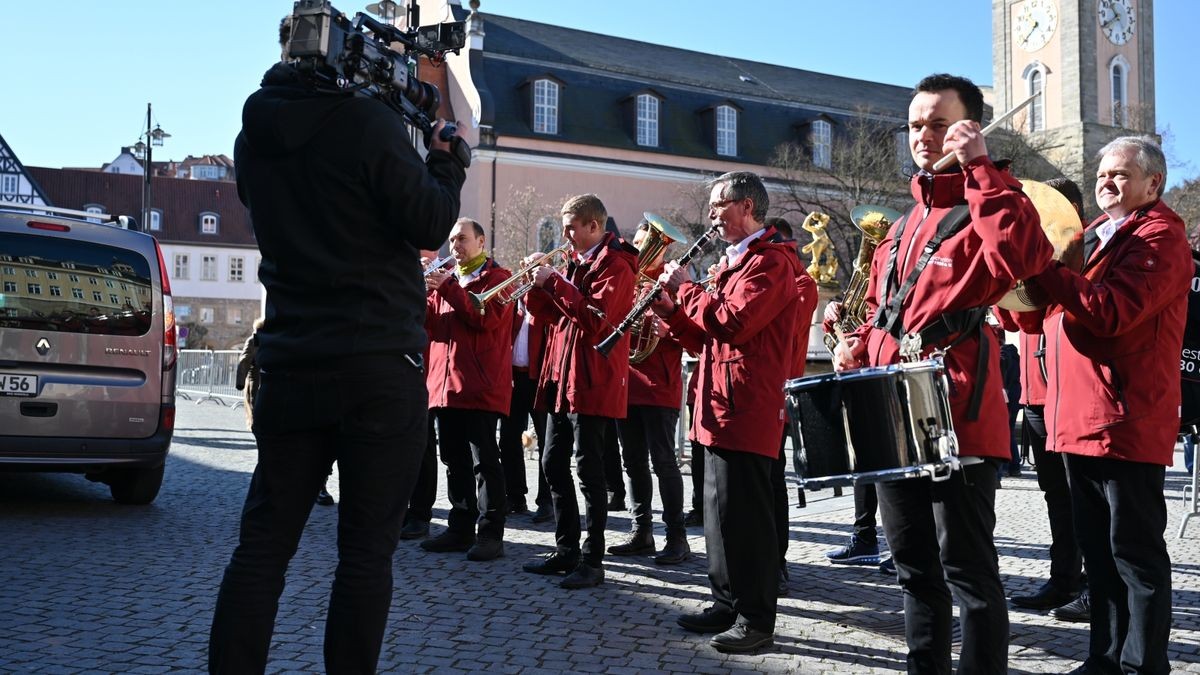 Am Vormittag herrscht überall geschäftiges Treiben in der Eisenacher Innenstadt, Händler bieten ihre Waren feil, Besucher bestaunen die bunte geschmückten Häuser und die Protagonisten der Sommergewinnszunft bereiten sich auf den großen Festumzug vor.