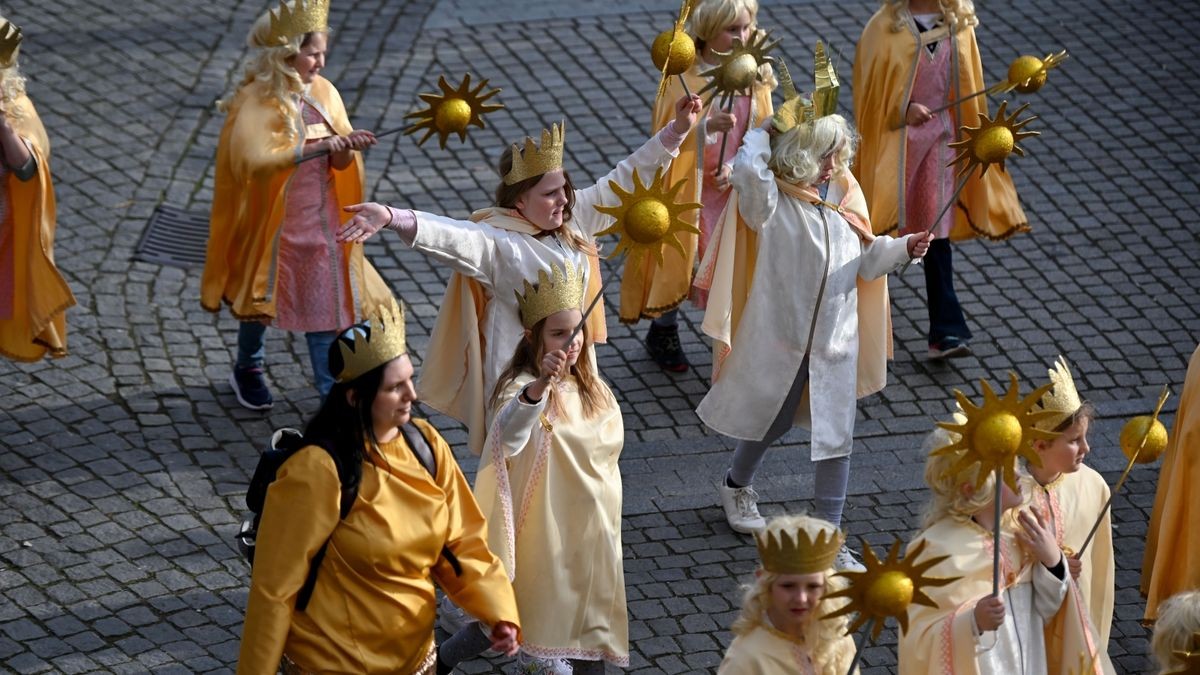 Knapp 25.000 Besucher säumten am Samstag die Straßen zum großen Festumzug beim Sommergewinn in Eisenach. 