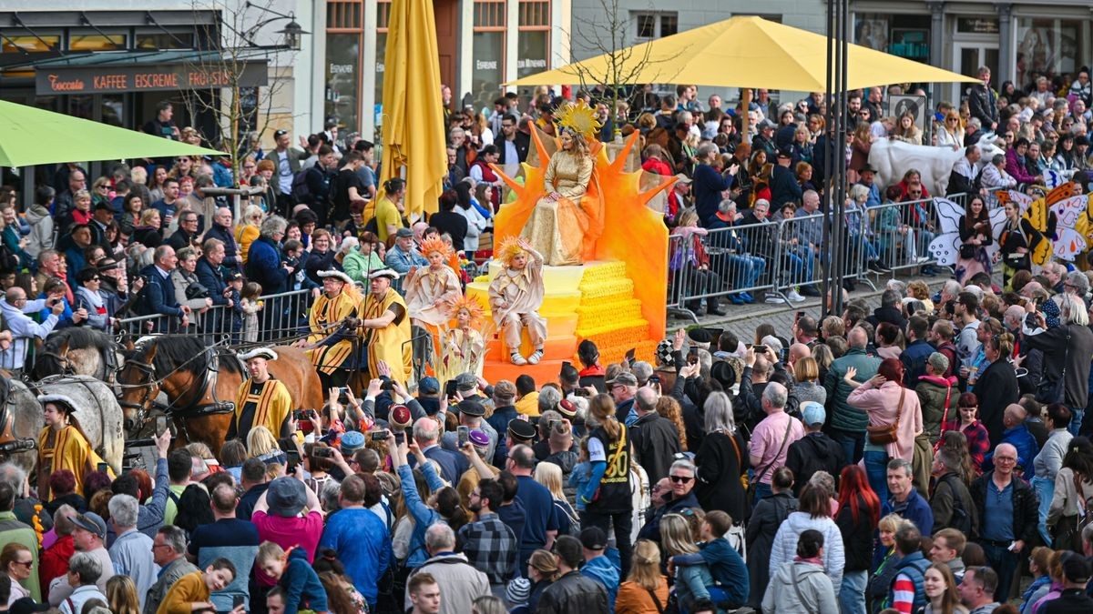 Knapp 25.000 Besucher säumten am Samstag die Straßen zum großen Festumzug beim Sommergewinn in Eisenach. 