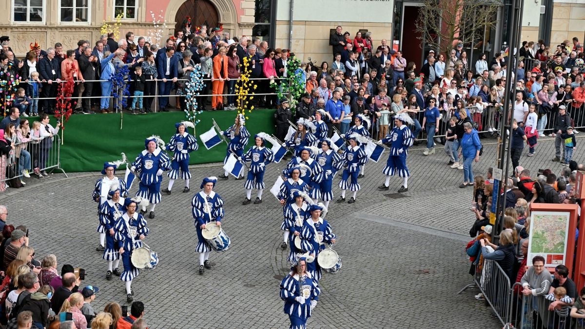 Knapp 25.000 Besucher säumten am Samstag die Straßen zum großen Festumzug beim Sommergewinn in Eisenach. 