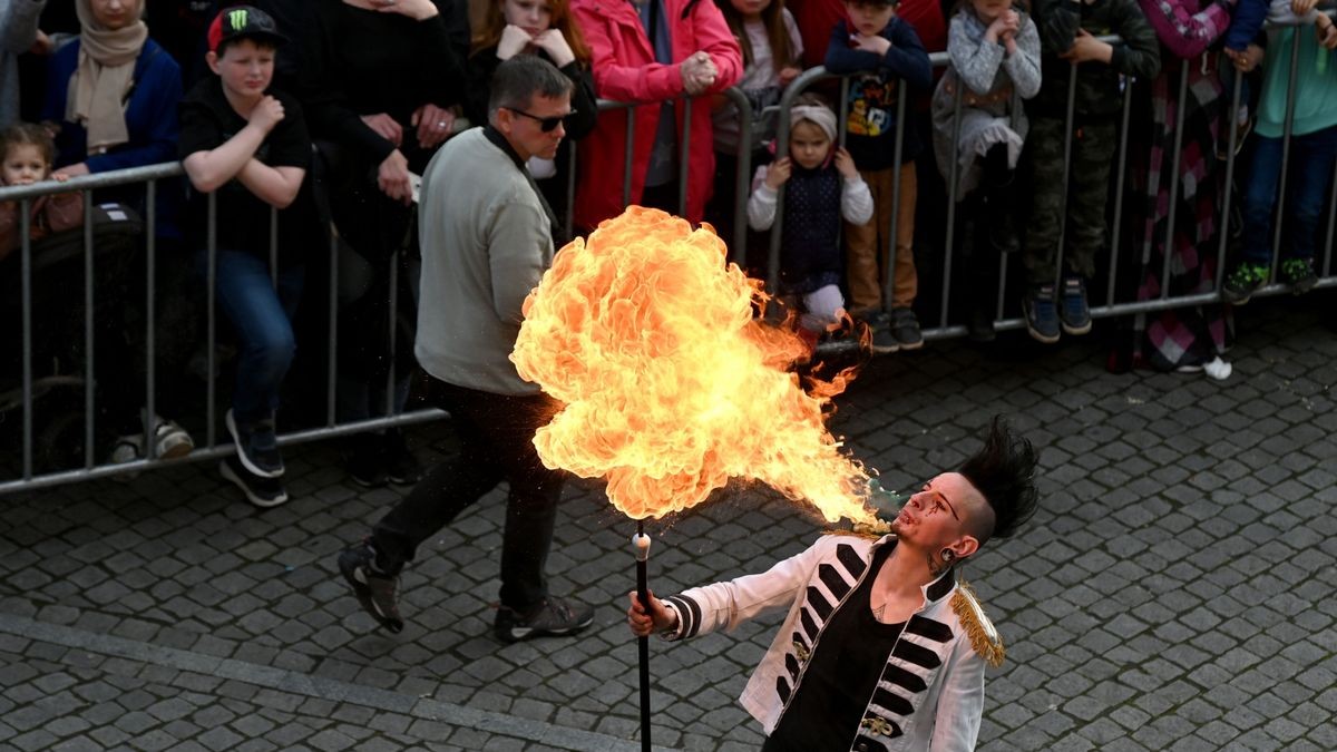 Knapp 25.000 Besucher säumten am Samstag die Straßen zum großen Festumzug beim Sommergewinn in Eisenach. 