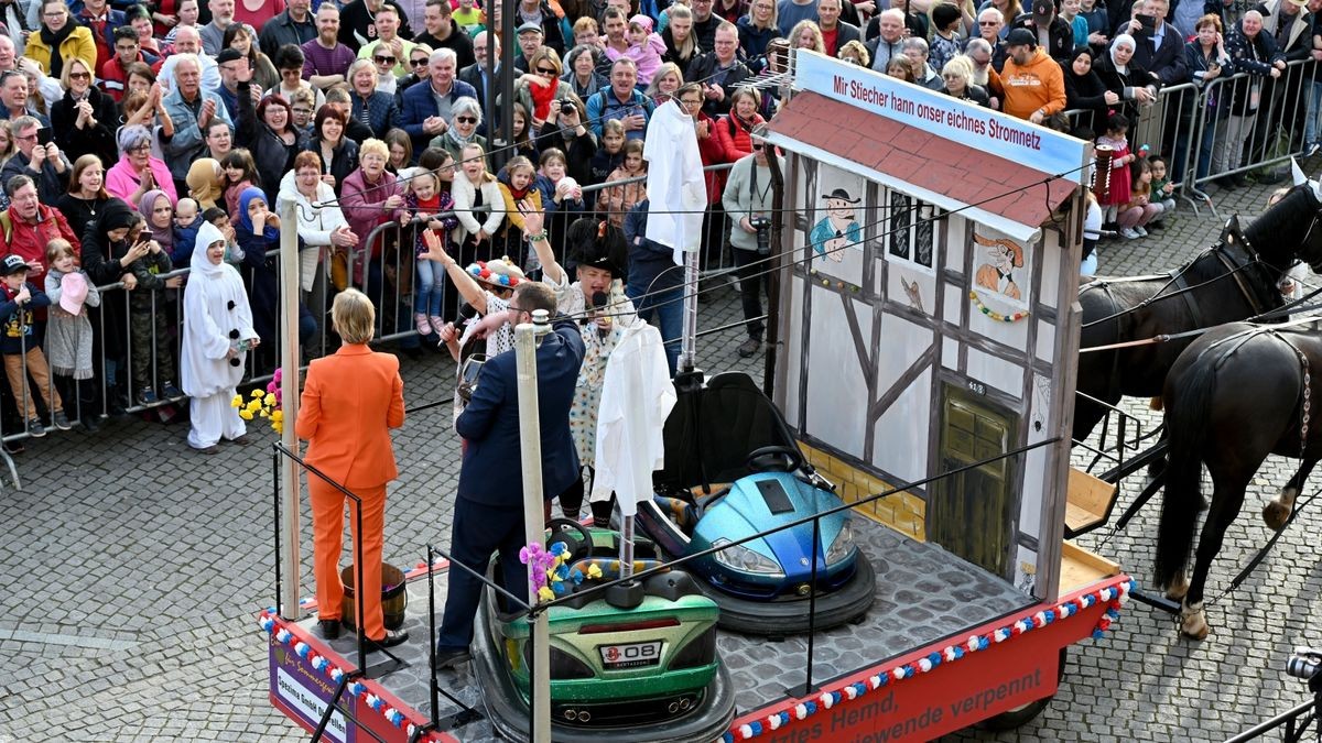 Knapp 25.000 Besucher säumten am Samstag die Straßen zum großen Festumzug beim Sommergewinn in Eisenach. 