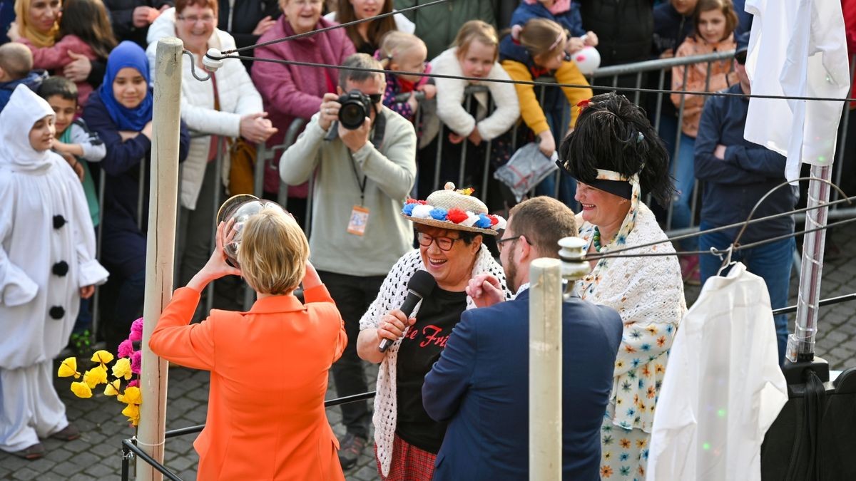 Knapp 25.000 Besucher säumten am Samstag die Straßen zum großen Festumzug beim Sommergewinn in Eisenach. 