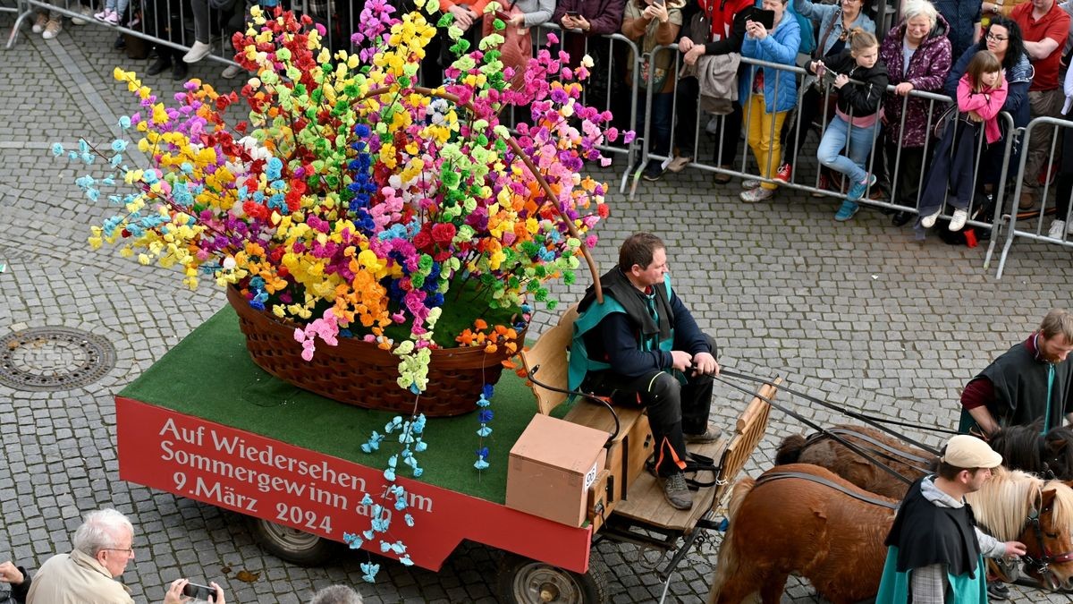 Knapp 25.000 Besucher säumten am Samstag die Straßen zum großen Festumzug beim Sommergewinn in Eisenach. 