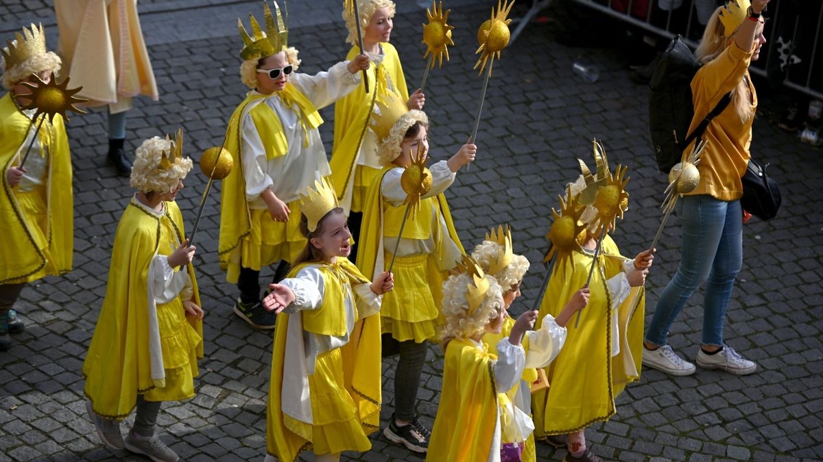 Knapp 25.000 Besucher säumten am Samstag die Straßen zum großen Festumzug beim Sommergewinn in Eisenach. 