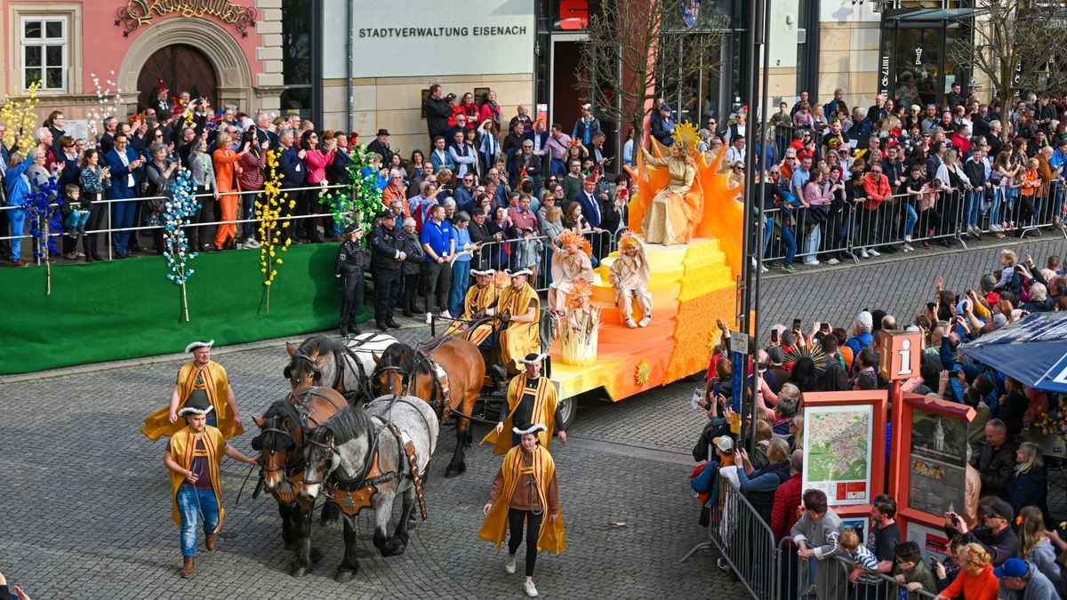 Knapp 25.000 Besucher säumten am Samstag die Straßen zum großen Festumzug beim Sommergewinn in Eisenach. 