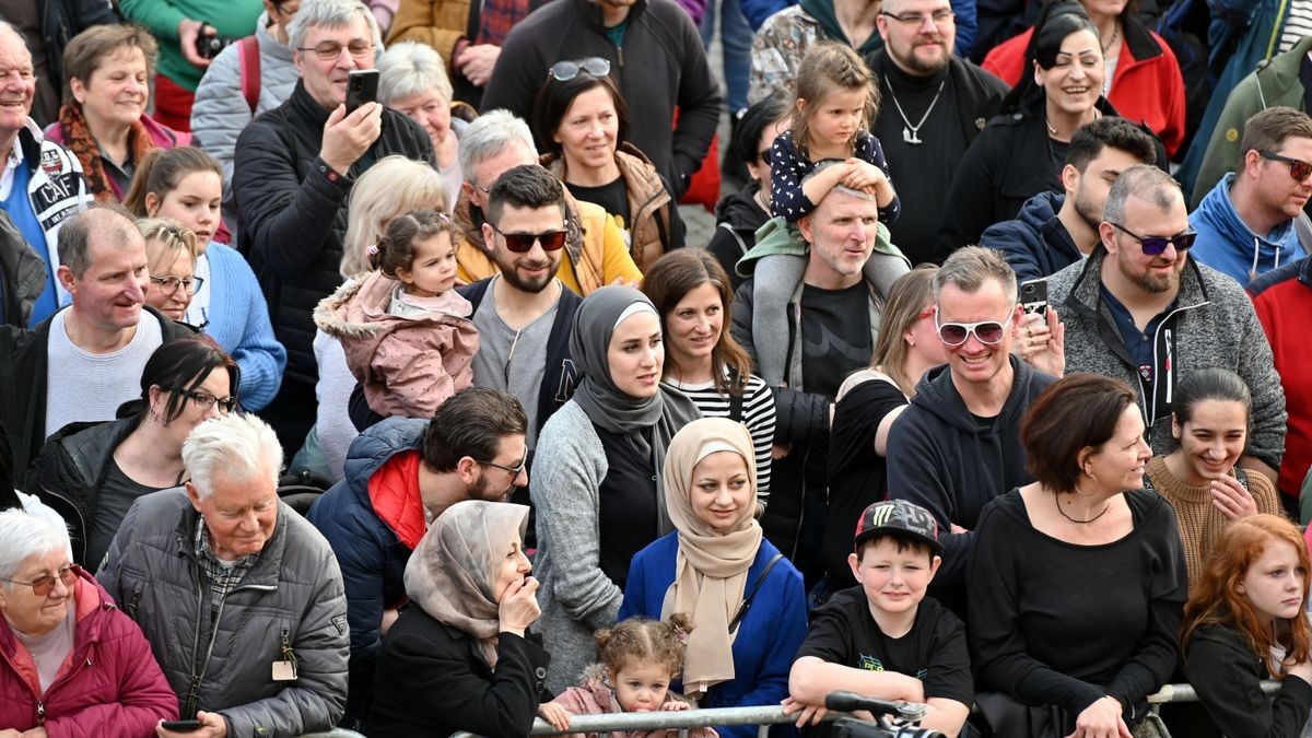 Knapp 25.000 Besucher säumten am Samstag die Straßen zum großen Festumzug beim Sommergewinn in Eisenach. 