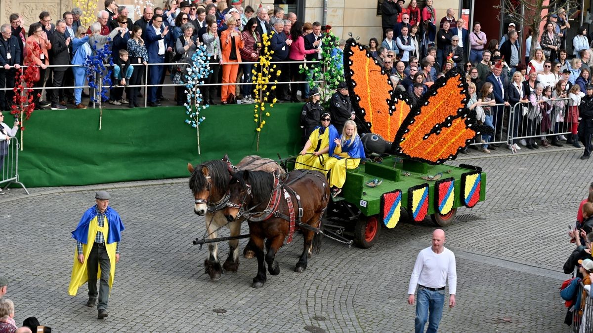 Knapp 25.000 Besucher säumten am Samstag die Straßen zum großen Festumzug beim Sommergewinn in Eisenach. 