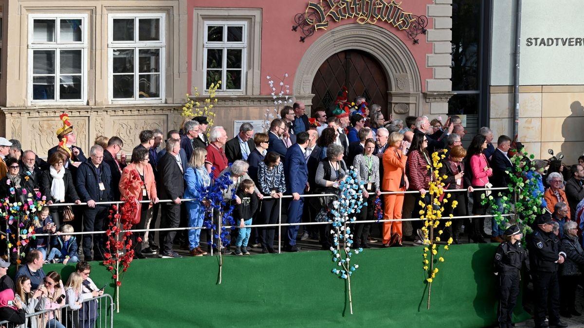 Knapp 25.000 Besucher säumten am Samstag die Straßen zum großen Festumzug beim Sommergewinn in Eisenach. 