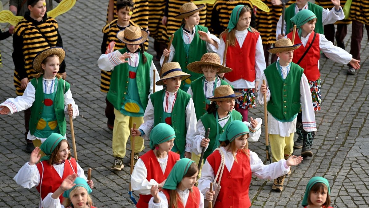 Knapp 25.000 Besucher säumten am Samstag die Straßen zum großen Festumzug beim Sommergewinn in Eisenach. 