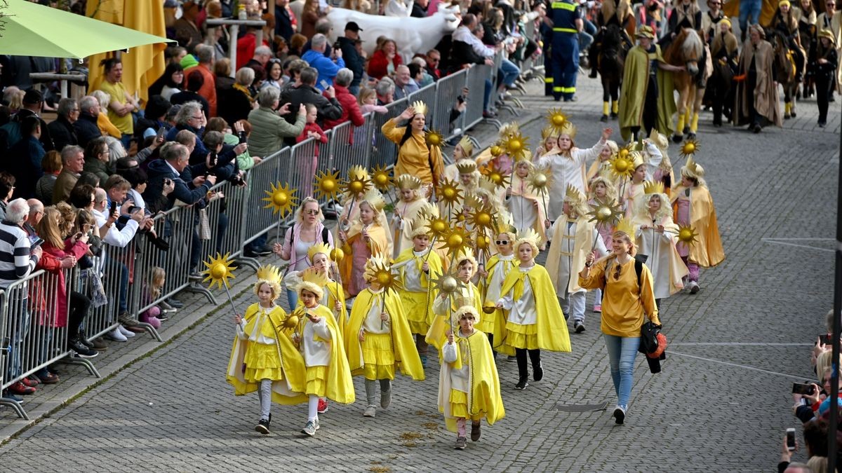 Knapp 25.000 Besucher säumten am Samstag die Straßen zum großen Festumzug beim Sommergewinn in Eisenach. 