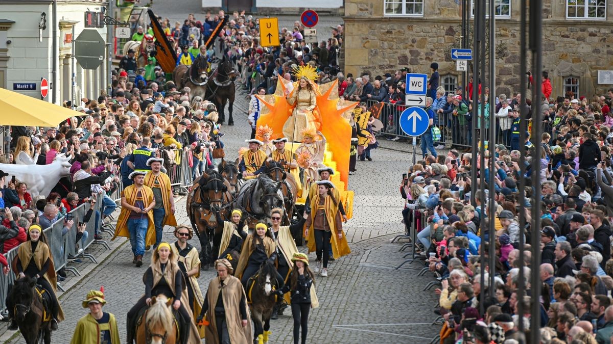 Knapp 25.000 Besucher säumten am Samstag die Straßen zum großen Festumzug beim Sommergewinn in Eisenach. 