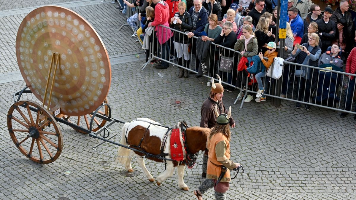 Knapp 25.000 Besucher säumten am Samstag die Straßen zum großen Festumzug beim Sommergewinn in Eisenach. 