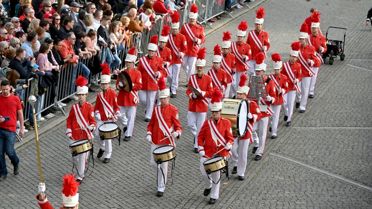 Knapp 25.000 Besucher säumten am Samstag die Straßen zum großen Festumzug beim Sommergewinn in Eisenach. 