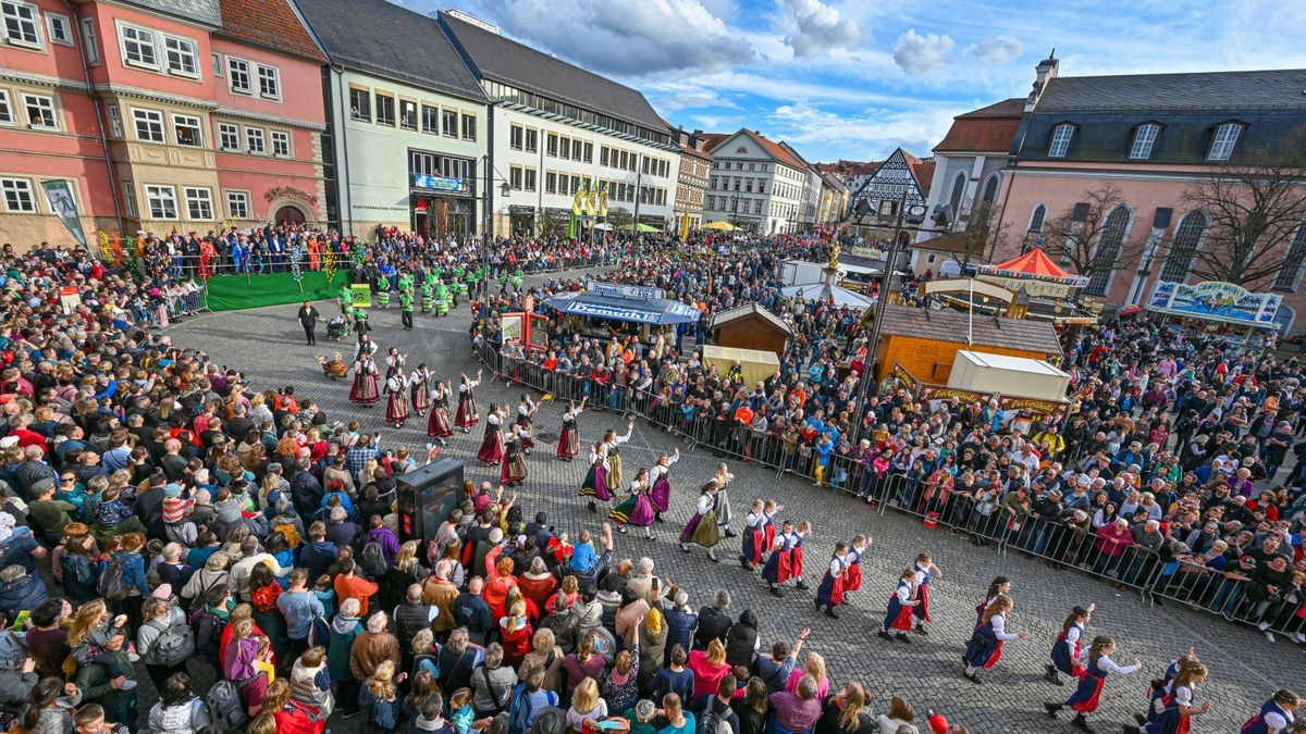 Knapp 25.000 Besucher säumten am Samstag die Straßen zum großen Festumzug beim Sommergewinn in Eisenach. 