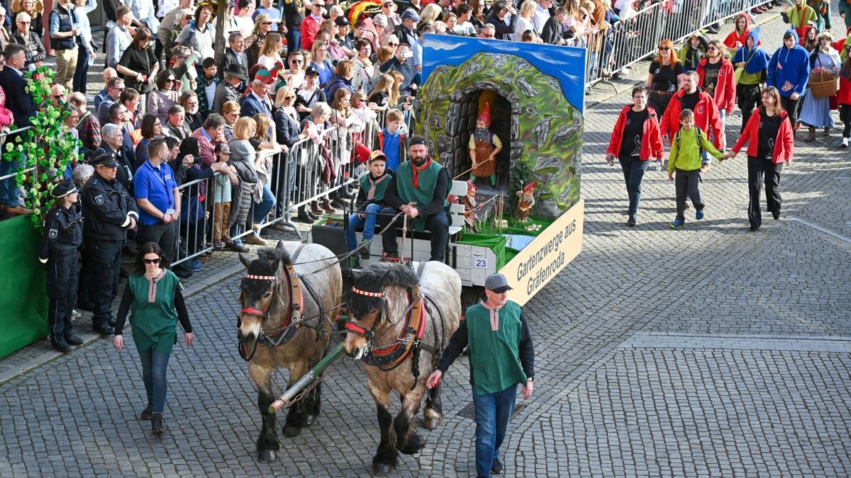 Knapp 25.000 Besucher säumten am Samstag die Straßen zum großen Festumzug beim Sommergewinn in Eisenach. 