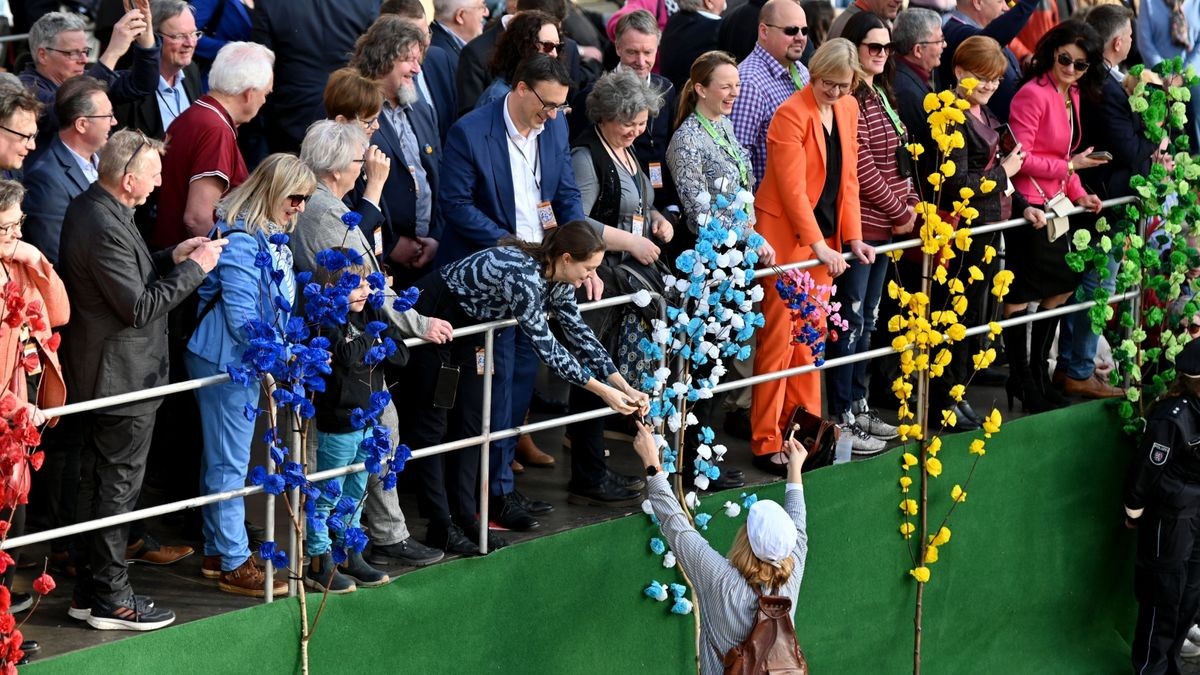 Knapp 25.000 Besucher säumten am Samstag die Straßen zum großen Festumzug beim Sommergewinn in Eisenach. 