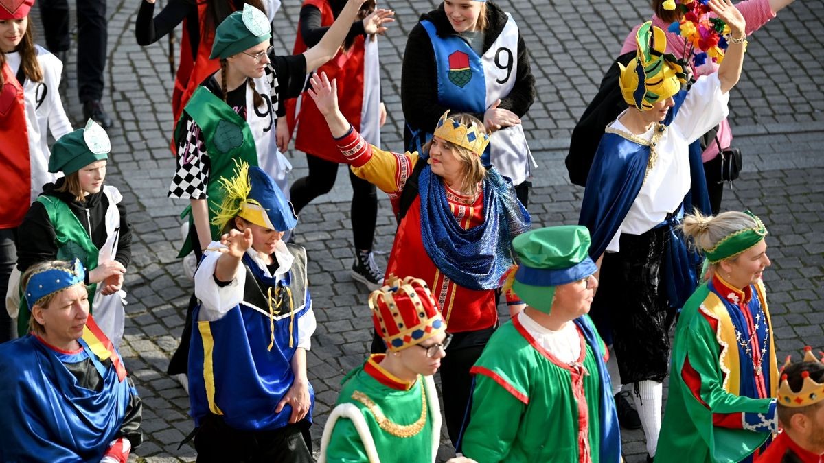 Knapp 25.000 Besucher säumten am Samstag die Straßen zum großen Festumzug beim Sommergewinn in Eisenach. 